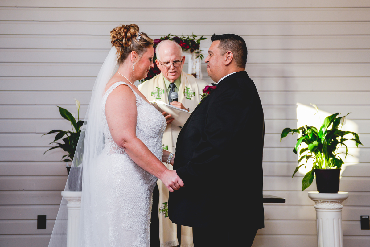 bride, groom, holding hands, wedding day, ceremony