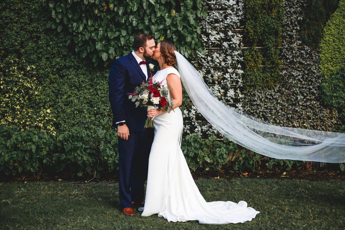 greenery, kissing, just married, bride, groom